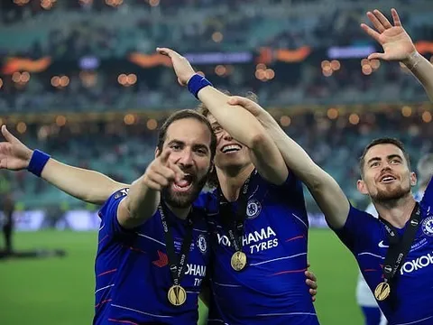 Đây, điều Higuain làm với Luiz sau scandal gây gổ trên sân tập