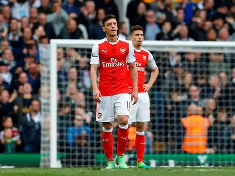 Đây! Lí do Unai Emery không tin dùng Ozil