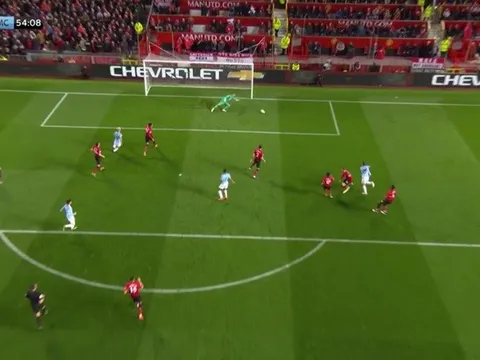 'De Gea đã đổ người quá chậm?'