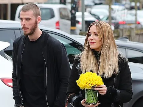 Đi ăn cùng De Gea, 'sư phụ' thoải mái khoác vai bạn gái thủ thành Man Utd