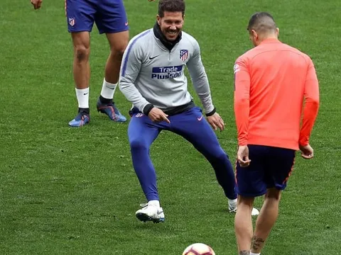 Đích thân Simeone thị phạm, dàn sao Atletico tập luyện đầy tiếng cười