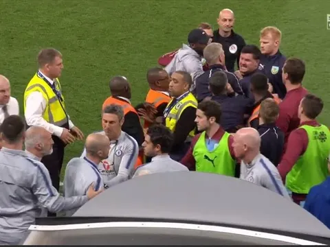 Điểm nhấn Chelsea 2-2 Burnley: Trận đấu của những cái đầu nóng
