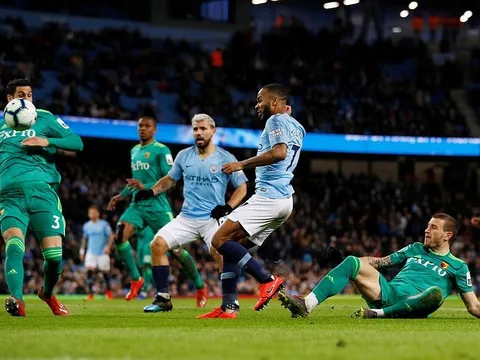Điểm nhấn Man City 3-1 Watford: Trọng tài đã sai; Fan Liverpool cay cú