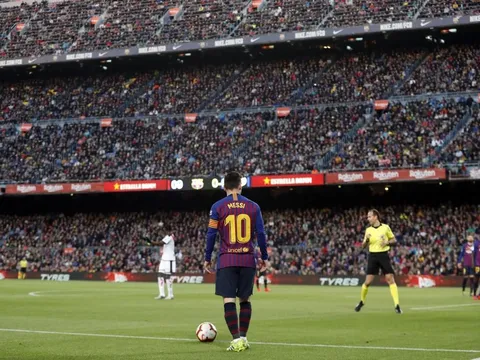 Diệt gọn Real giúp Barcelona vượt mặt Man Utd trên MXH