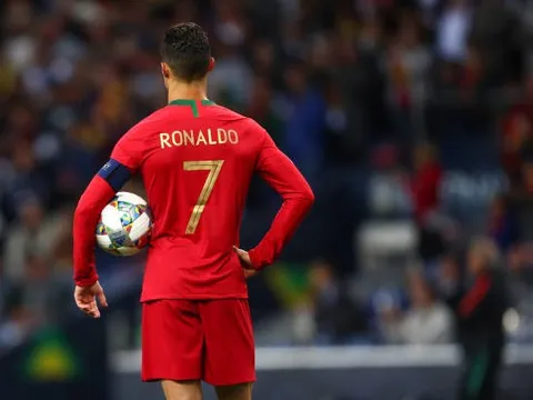 Đỉnh cao như Ronaldo, 3 bàn là 3 siêu phẩm