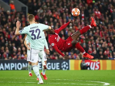 'Cậu ta chỉ cách khung thành có 8 mét'