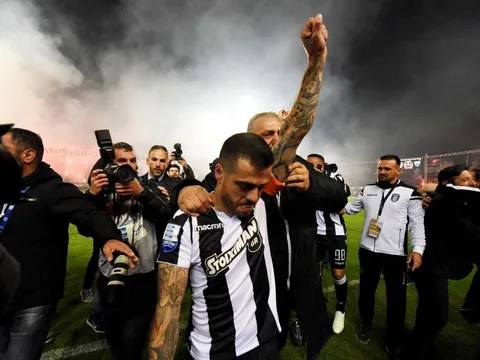 Đội bóng tung cầu thủ không thể thi đấu vào sân vì vô địch sau 34 năm