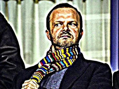 Đời cay đắng! Man Utd đi không được, lùi chẳng xong, đứng yên "càng chết"