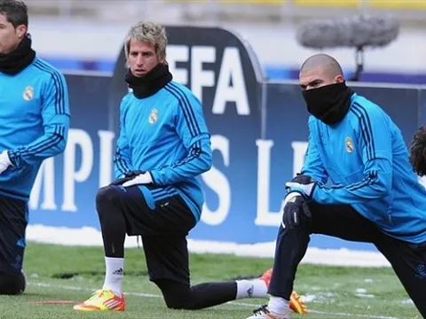 Đồng đội Ronaldo úp mở việc bị Real Madrid "đá ra đường"