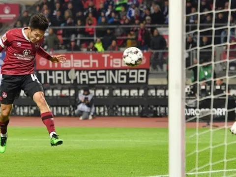 Đồng hương của Kagawa có lần đầu tiên làm "chuyện ấy" ở Đức