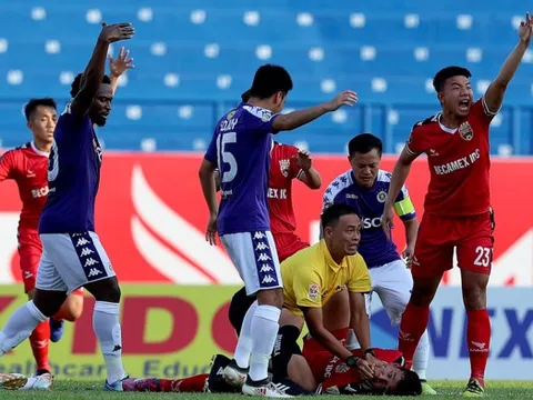 Được trọng tài sơ cứu, cầu thủ Bình Dương thoát nuốt lưỡi