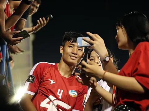 Viettel thua uất ức, fan nữ vẫn phải lòng Bùi Tiến Dũng