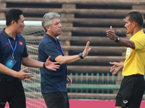 Thua sốc Indonesia, HLV Quốc Tuấn chỉ trích trọng tài