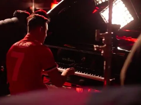 Đừng đến Man Utd chỉ để đánh piano, Alexis Sanchez!