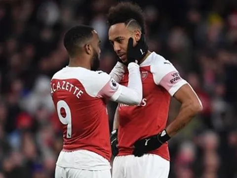 Được "tặng" penalty, Aubameyang nói Lacazette là "cậu bé hư"