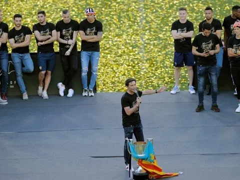 Hạ bệ Barca, dàn sao Valencia hân hoan khoe chiến tích khắp thành phố