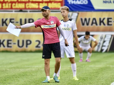 HLV Lee Tae-hoon không nghĩ chuyện áp lực, tiết lộ khả năng sử dụng Văn Thanh