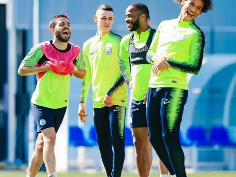 Áp lực từ Liverpool nhưng dàn sao Man City chẳng thể 'nghiêm túc' trên sân tập