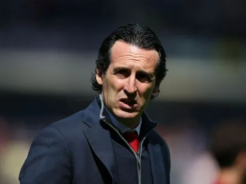 "Emery chỉ đơn giản vứt tôi ra ngoài"