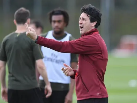 Emery chỉ thẳng mặt học trò, sân tập Arsenal căng thẳng tột độ trước giờ G