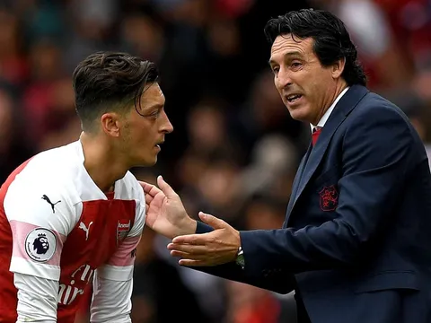 Sau tất cả, Emery phá vỡ im lặng về việc loại Ozil 4 tháng trời