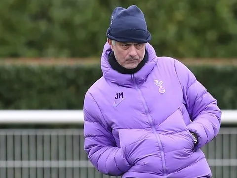 Harry Kane mất tích, 'cứu cánh của Mourinho' cười tươi rói trên sân tập Tottenham