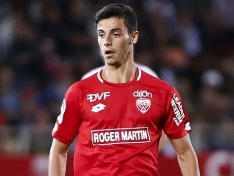 Hỏi mượn rồi đề nghị mua sao 19 tuổi, Woves đều chỉ nhận cái lắc đầu từ người Pháp