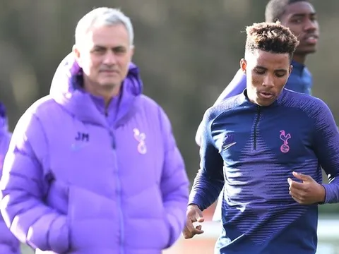 'Quái thú đa năng' ra mắt đồng đội mới, Mourinho mỉm cười