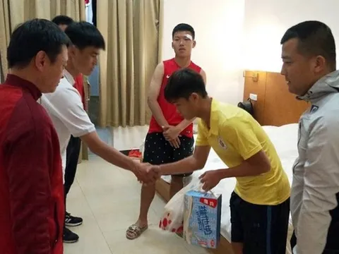 Đấm cầu thủ Trung Quốc khâu 6 mũi, đàn em Quang Hải vào bệnh viện xin lỗi