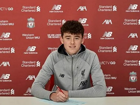 Tiền vệ U18 ký hợp đồng chuyên nghiệp với Liverpool