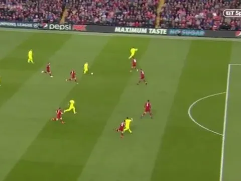 Fan Liverpool sôi máu vì pha "đá nguội" của Suarez với Robertson