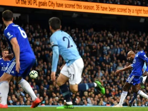 Fan Liverpool suy sụp sau siêu phẩm của Kompany