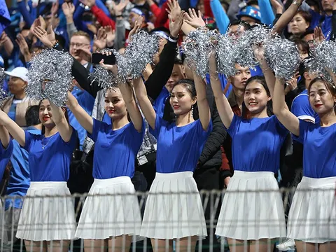 Fan nữ Quảng Ninh cực xinh "đạo náo" Hàng Đẫy