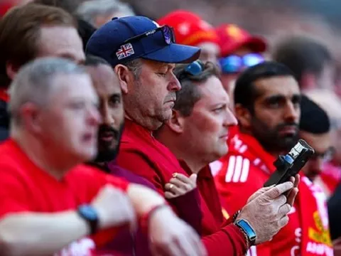 Fan Wolves gọi tên Aguero, cả sân Anfield như 'chết lặng'