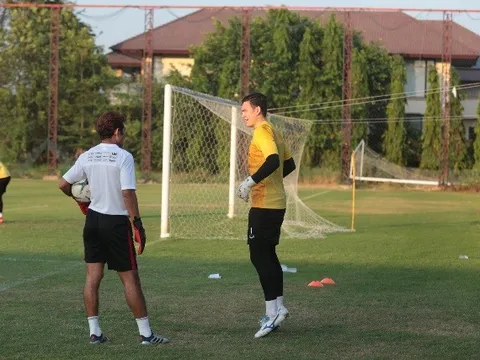 HLV thủ môn Muangthong trải lòng về suất bắt chính của Văn Lâm