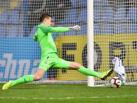 ĐT Việt Nam có nguy cơ mất thủ môn Việt kiều vào tay CH Czech?