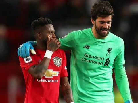 Không thi đấu, Alisson giúp vợ Fred làm điều đặc biệt ở bể bơi