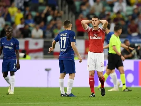 Arsenal đứng trên 'đôi chân' bằng đất sét