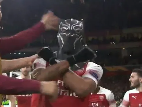 Gần nửa thế kỷ, nước Anh mới bùng cháy như thế