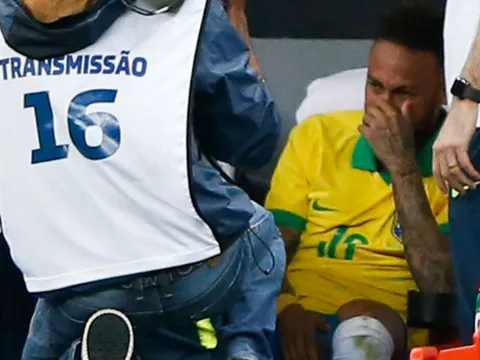 Gặp chấn thương, Neymar khóc nức nở ngay trên sân