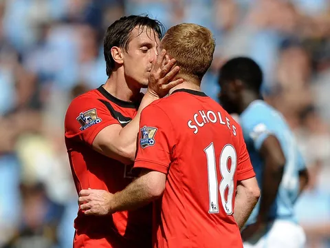 Ronaldo "khóa môi" Dybala, nhưng tình yêu đích thực đã ở Man Utd!