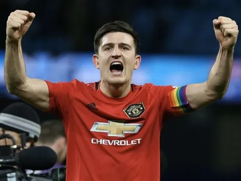 Maguire 'thăng chức' quá nhanh ở Man Utd, Neville văng tục gây sốc