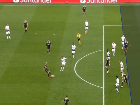 'Anh ta như bóng ma len lỏi giữa 2 hậu vệ'