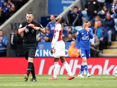 Fan Arsenal nói lời "tạm biệt" với top 4