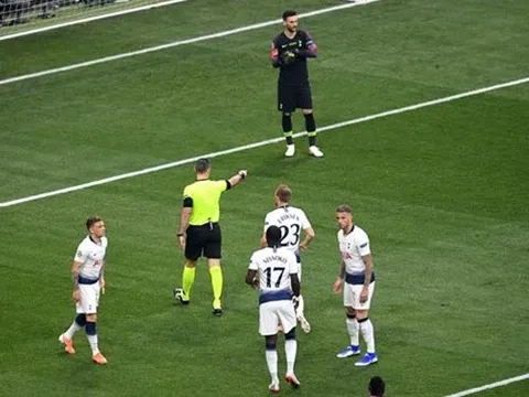 Vì sao trọng tài không xem VAR trước khi thổi penalty cho Liverpool?