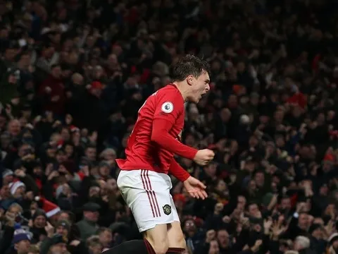 "Khi Man Utd đưa hợp đồng, tôi không nhìn, chỉ cầm bút lên và ký"