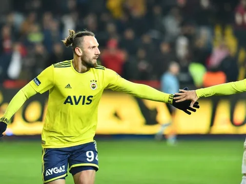 Man Utd tranh mua sao Fenerbahce với Tottenham, Leicester