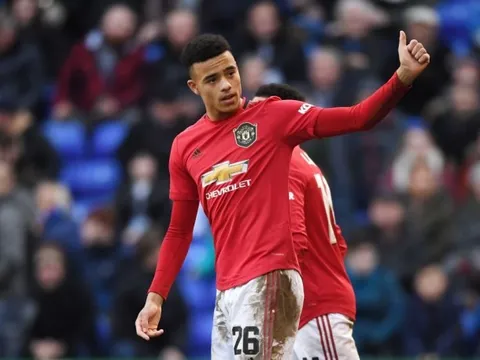 Ferdinand khuyên Man Utd tránh lặp lại sai lầm của Liverpool với "Persie mới"