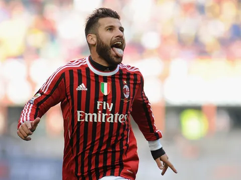 Cựu sao Milan giải nghệ, bước vào sự nghiệp huấn luyện ở tuổi 34