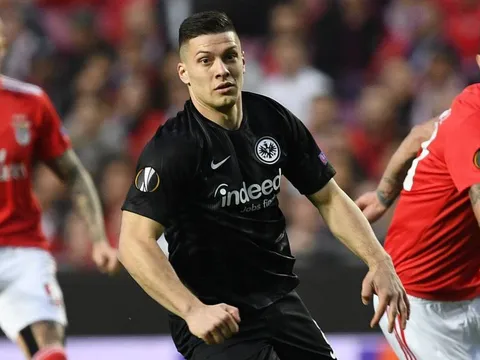 Ghi 4 bàn ở lượt đi, Benfica của 'Ronaldo 2.0' vẫn bị loại tức tưởi